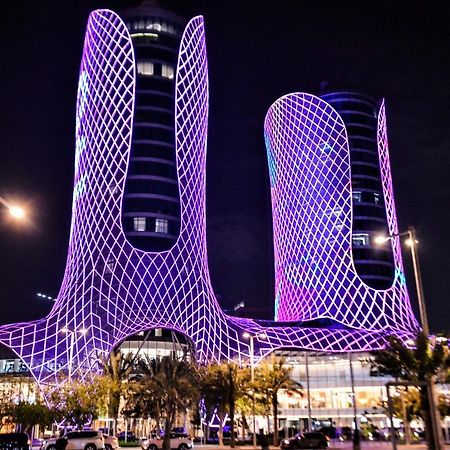 Century Marina Hotel - Lusail מראה חיצוני תמונה The Al Hamra Towers at night