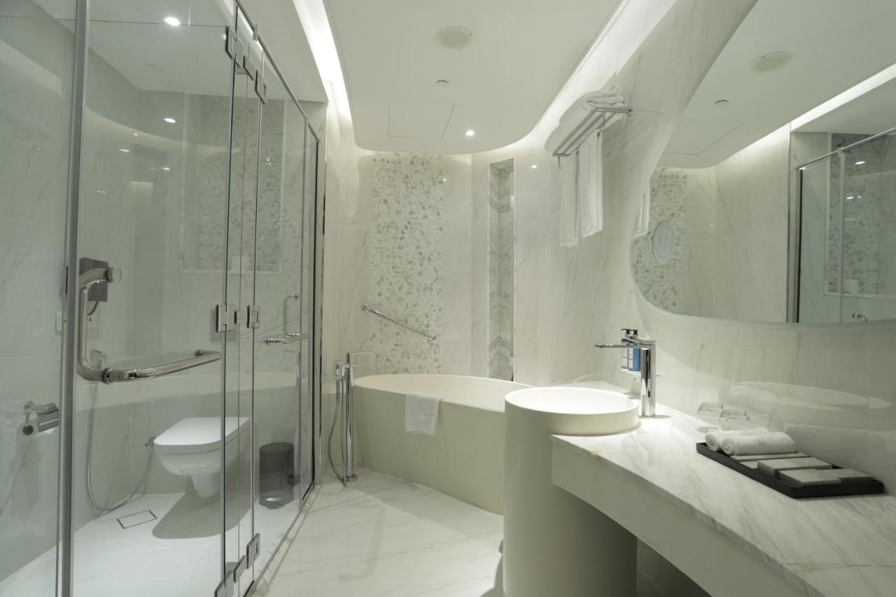 Century Marina Hotel - Lusail מראה חיצוני תמונה A modern bathroom