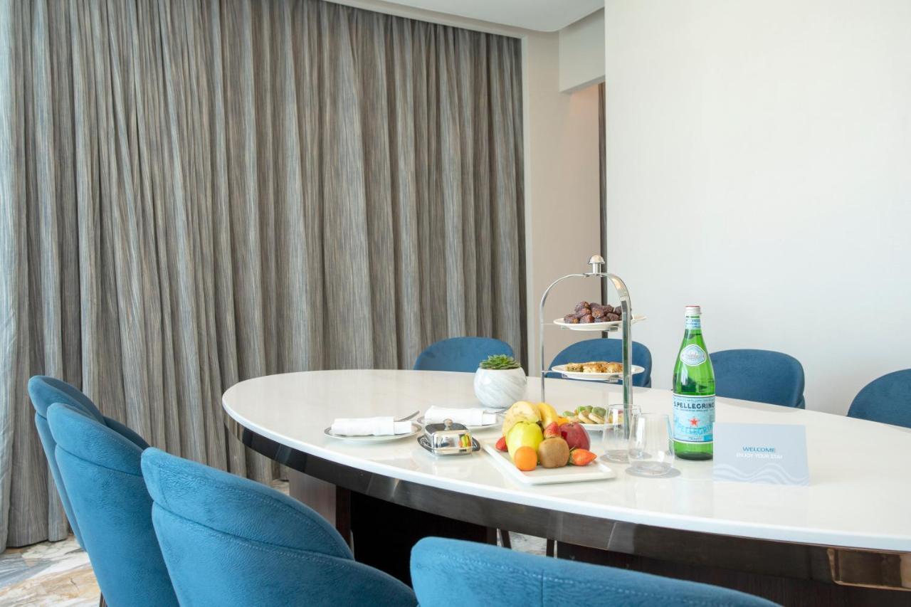 Century Marina Hotel - Lusail מראה חיצוני תמונה A table with a bottle of mineral water