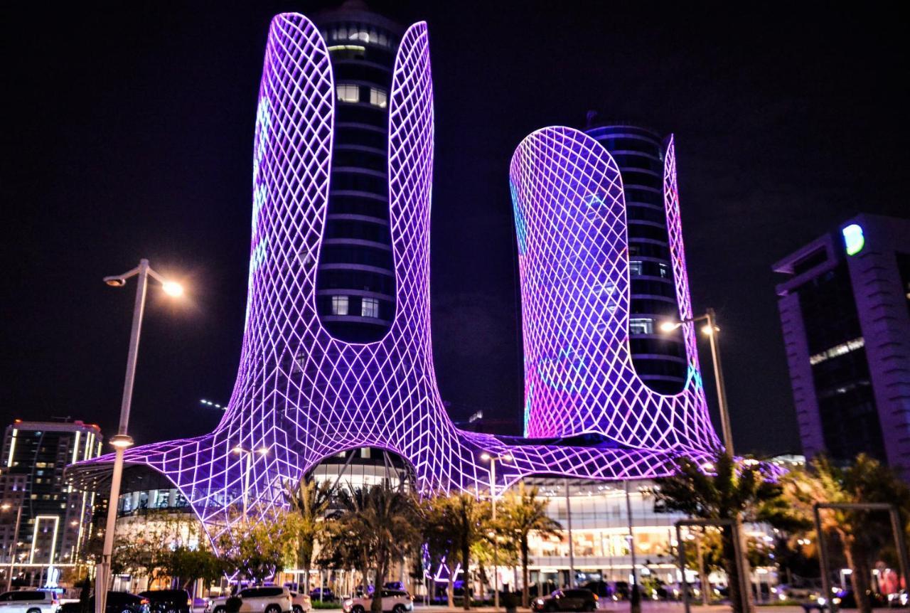 Century Marina Hotel - Lusail מראה חיצוני תמונה The Al Hamra Towers at night