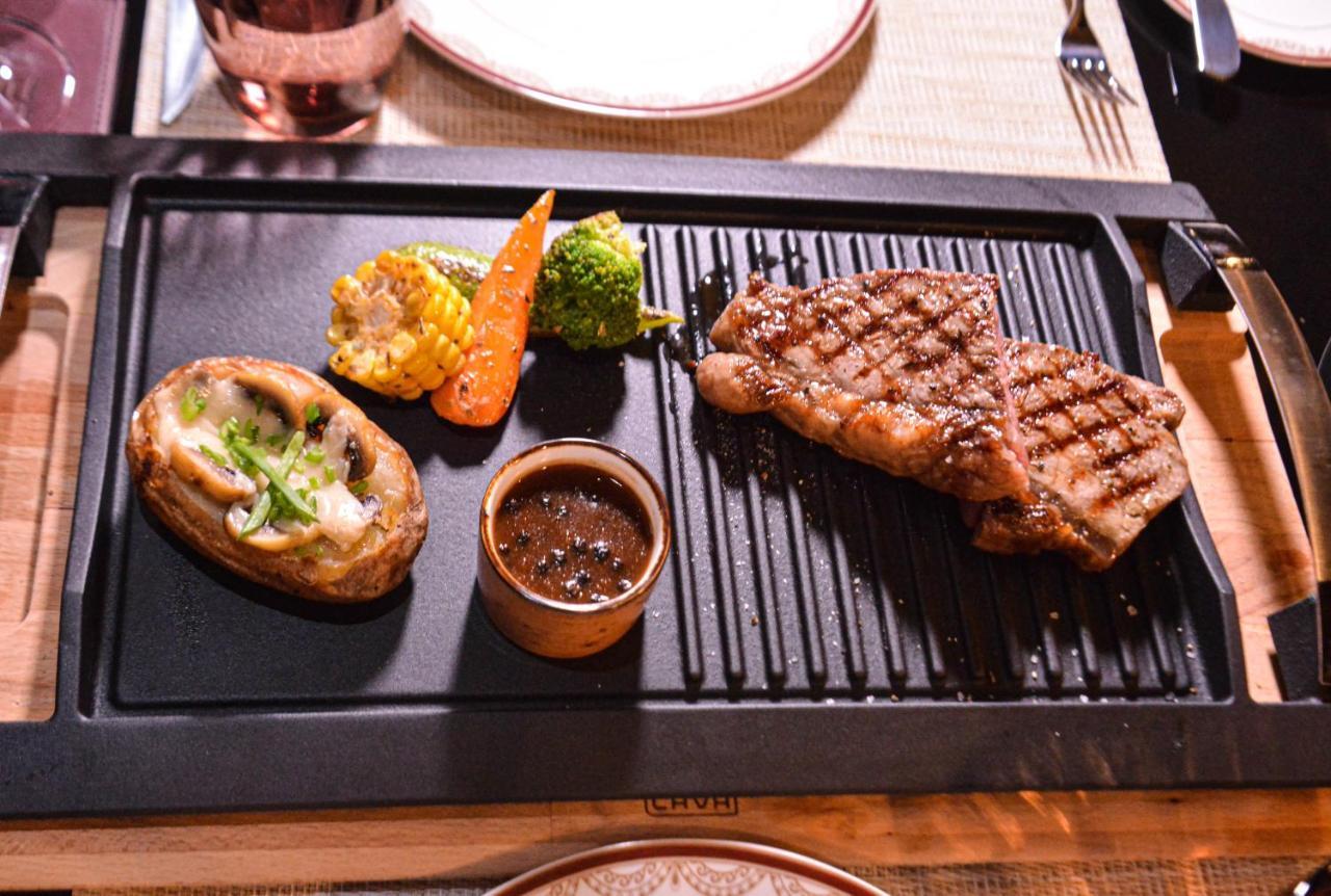Century Marina Hotel - Lusail מראה חיצוני תמונה A steak prepared on a griddle