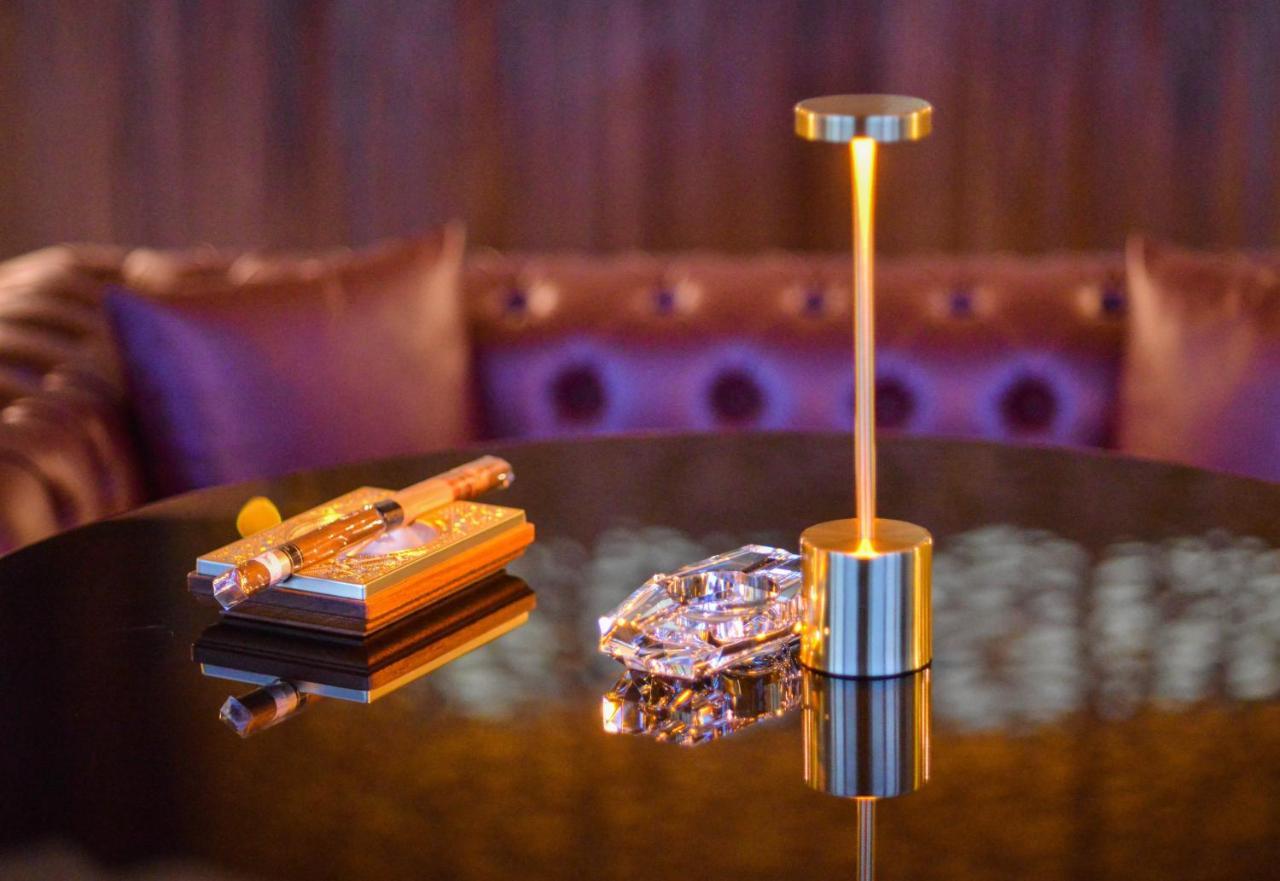 Century Marina Hotel - Lusail מראה חיצוני תמונה The table lamp